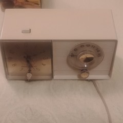 Vintage 1960s GE Clock Radio Model C-403 AM Tube Alarm MCM Off-White – WORKS