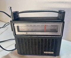 Vintage Retro Atomic Mid Century GE Travel Mantle Shelf Radio 1970s7-2810E