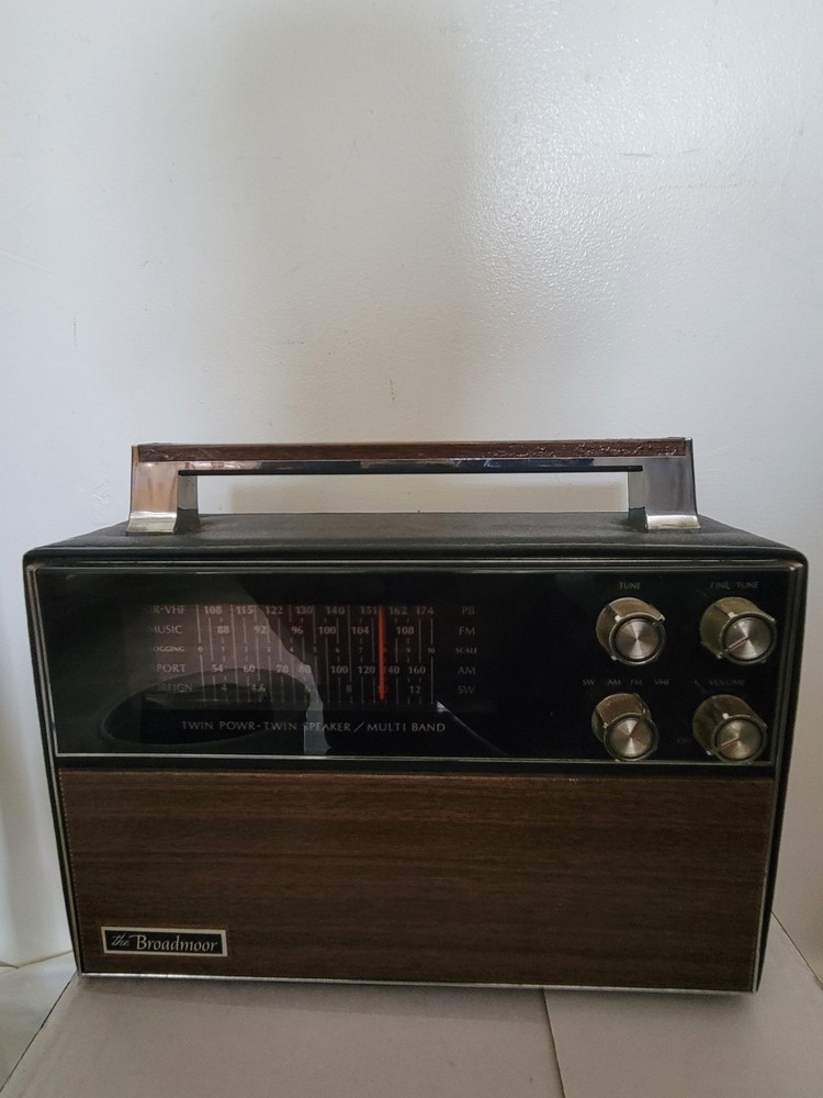 The Broadmoor AM/FM Multi-Band Portable Radio Telescopic Antenna Twin Speakers