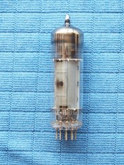 Used MULLARD BLACKBURN 6BQ5 EL84 Vacuum Tube kM1 – Small Chip On Glass Gm Tested