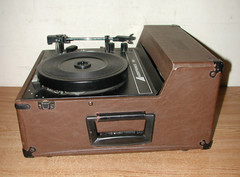 VINTAGE AUDIOTRONICS 336 PORTABLE 4-SPEED CLASSROOM RECORD PLAYER TURNTABLE