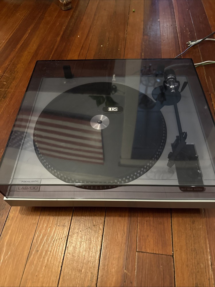 Realistic LAB-130 Precision Belt Drive Turntable With Top.. For Parts Does Power
