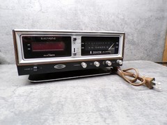 Vintage Zenith Model H472W Solid State Circle of Sound AM FM Alarm Clock Radio