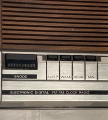 Vtg. GE FM /AM Woodgrain Clock Radio with Alarm Model# 7-4634B Malaysia