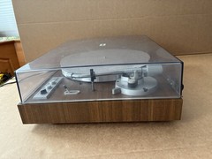 Yamaha YP-B4 Belt Drive Turntable Record Player FOR PARTS/REPAIR powers on