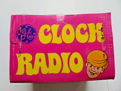 RARE GE C3300 WHITE CLOCK AM RADIO ALARM VINTAGE NEW? PETER MAX STYLE 1971 MIB
