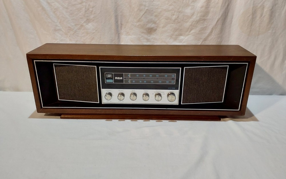 RCA Solid State AM FM Stereo Radio RLC75W Walnut