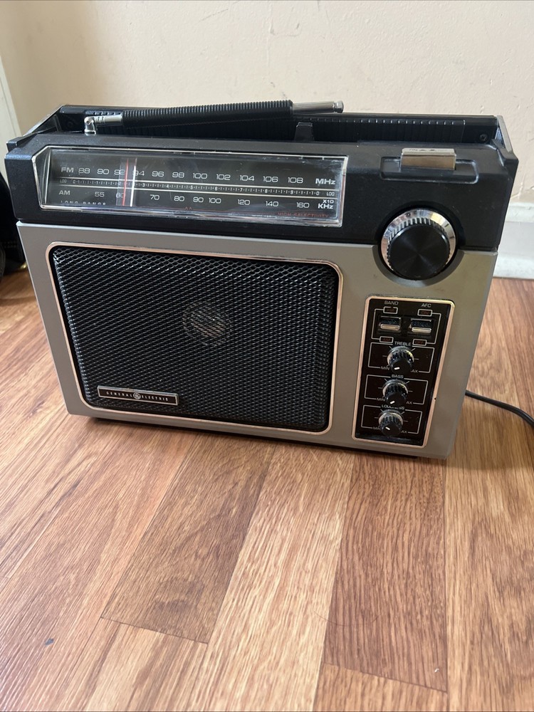 General Electric 7-2880B Long Range Super Radio – Black/Silver