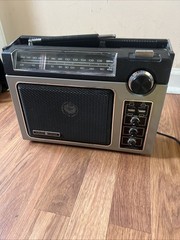 General Electric 7-2880B Long Range Super Radio – Black/Silver