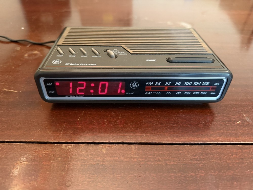 Vintage GE Digital Clock Radio Model 7-4612A Woodgrain Tested & Working