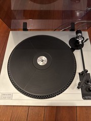 Realistic LAB-130 Precision Belt Drive Turntable With Top.. For Parts Does Power
