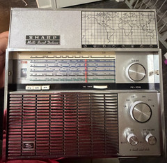 Vintage Sharp FV-1710 Multiband Deluxe Radio