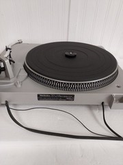 Technics SL-D2 Direct Drive Stereo Dual Speed Automatic Turntable