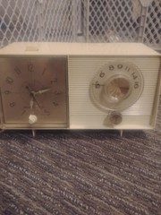 Vintage 1960s GE Clock Radio Model C-403 AM Tube Alarm MCM Off-White – WORKS