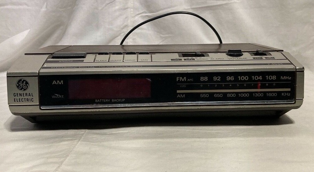 Vtg. GE FM /AM Woodgrain Clock Radio with Alarm Model# 7-4634B Malaysia