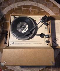 Audiotronics 304A Portable Suitcase Record Player Turntable (working condition)