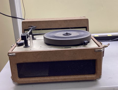 Audiotronics 304A portable 4-speed record player/turntable: