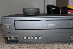 DV225MG9 VCR/DVD Magnavox Combo Player VHS 4 Head Hi Fi w/ Remote Cables Tape.