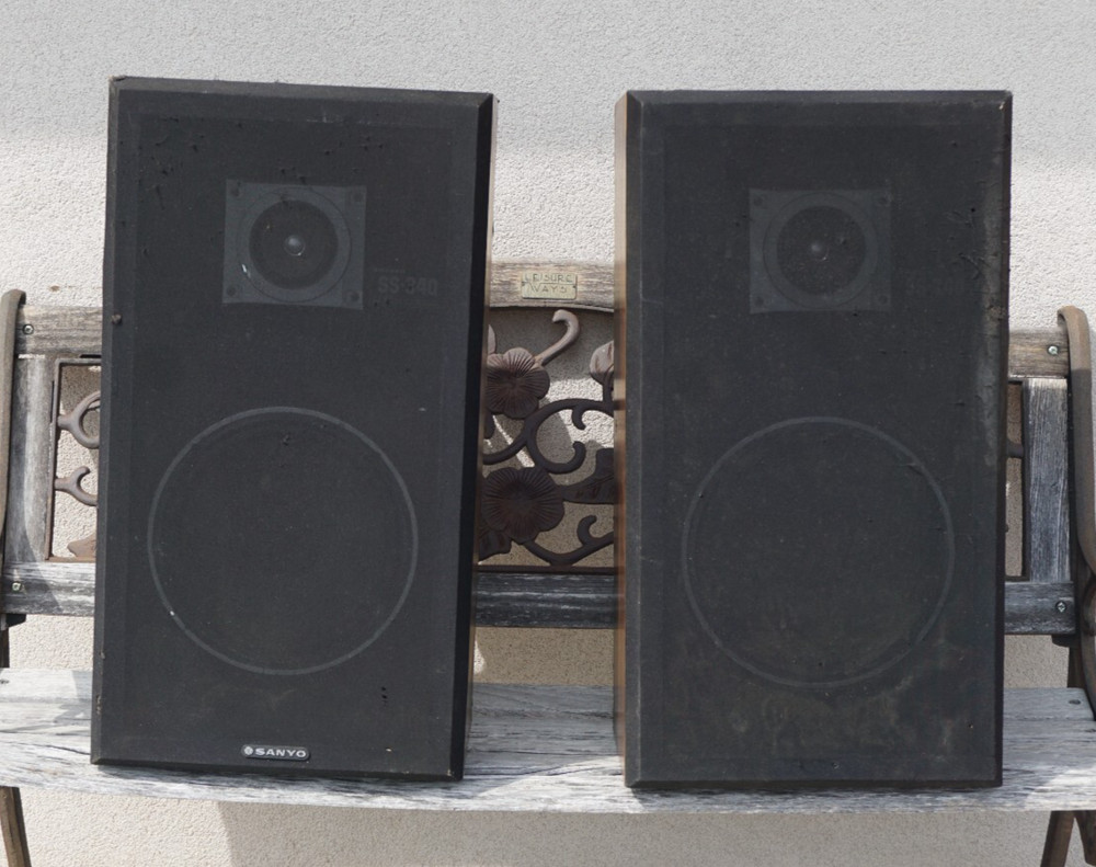 1980’s Sanyo SS-340 26″ Home Audio Floor Standing Walnut Speaker Pair 8 Ohm
