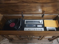 Magnavox Vintage Stereo Console w/ Record Player Turntable, AM/FM, Wood Cabinet
