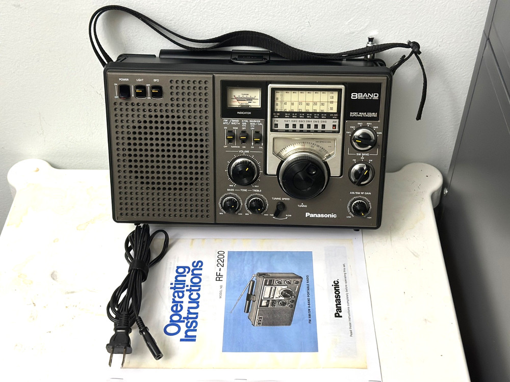 Panasonic 8BAND FM/AM/ SW1-6 Receiver, Model No RF-2200 , Tested/Works..