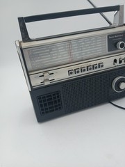 Vintage Sears Model 2673 Deluxe 7-Band Radio is a multi-band analog radio **READ