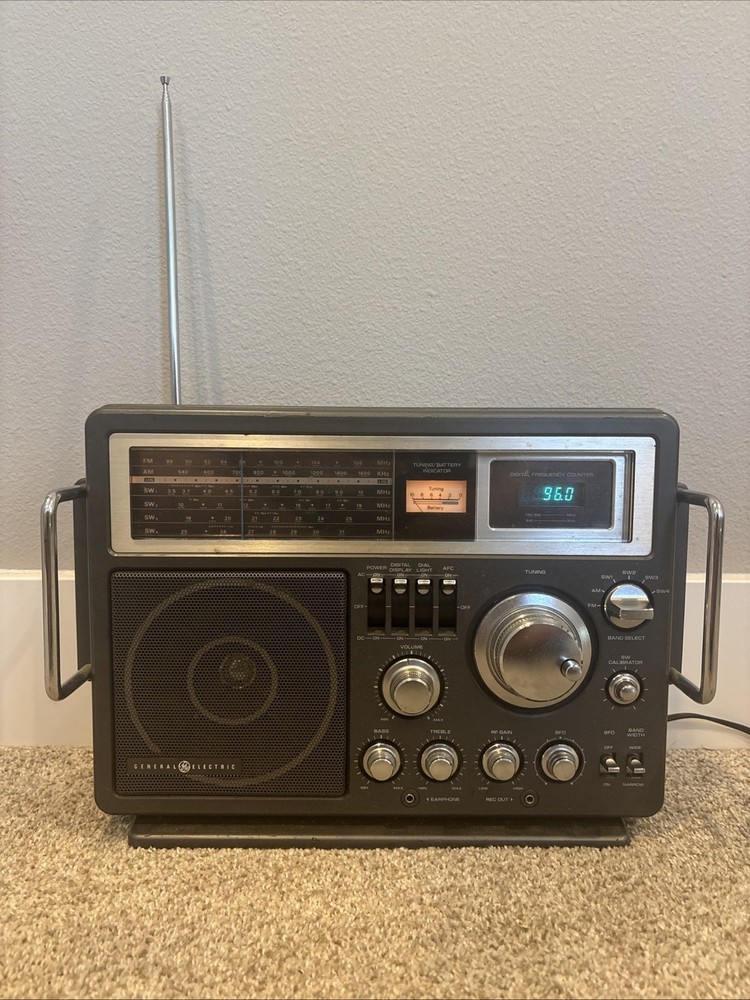 GE General Electric Model 7-2990A Portable 6 Band Radio WORKS WITH HEADPHONES