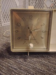Vintage 1960s GE Clock Radio Model C-403 AM Tube Alarm MCM Off-White – WORKS