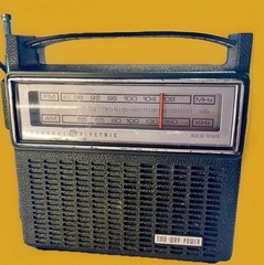 Vintage Retro Atomic Mid Century GE Travel Mantle Shelf Radio 1970s7-2810E