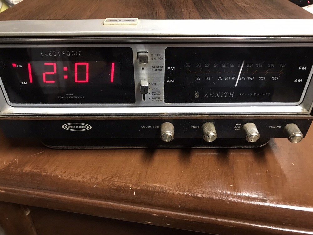 Vintage Zenith Model H472W Solid State Circle of Sound AM FM Alarm Clock Radio