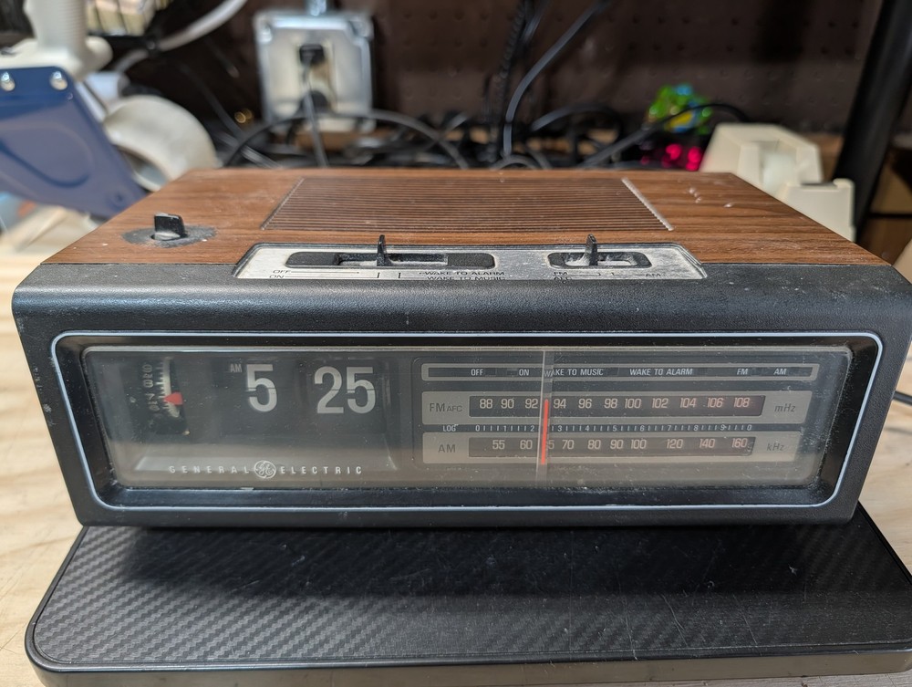 Vintage General Electric GE 7-4310F AM/FM Flip Digit Alarm Clock Radio Wood