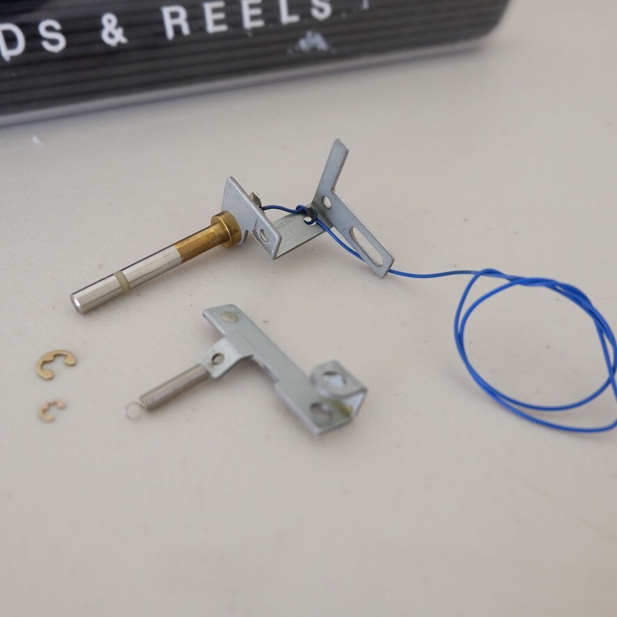 Akai GX-77 Reel to Reel – RIGHT Peg Arm Shifter Block – Genuine Parts