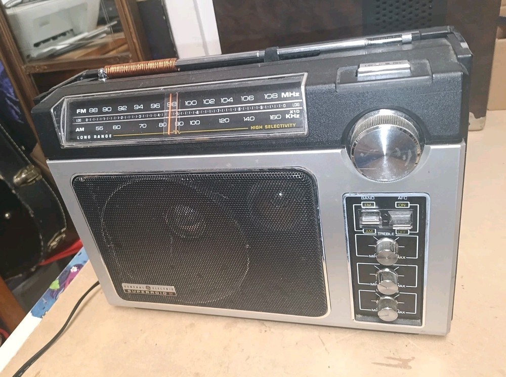 Vtg General Electric GE Superadio II Long Range AM/FM Radio Tested