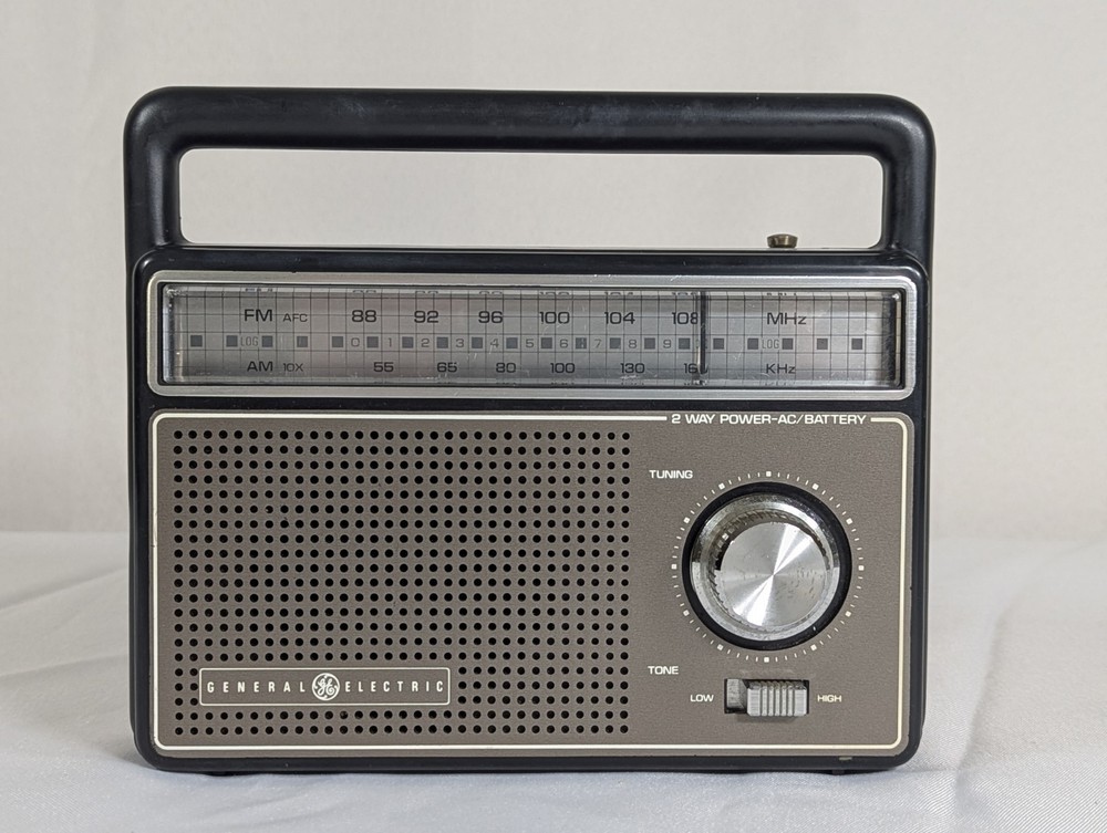 General Electric 2 Way AC/Battery AM/FM Radio Model 7-2825H – Tested