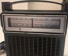 GE General Electric Solid State Radio Model 7-2810E Portable AM/FM Works Great