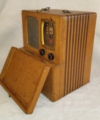 1938-40 Detrola Pee Wee Portable Radio RARE ART DECO Tweed Wrap Suitcase Style