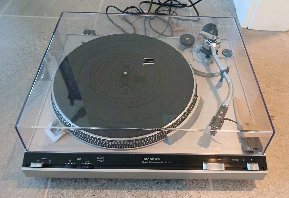 Vintage Technics SL-3200 Direct Drive Automatic Turntable