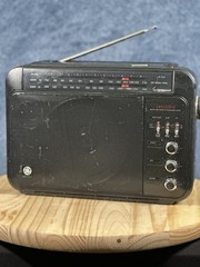 GE Superadio 7-2887B AM/FM Wide Band Long Range Hi-Performance Radio Powers On