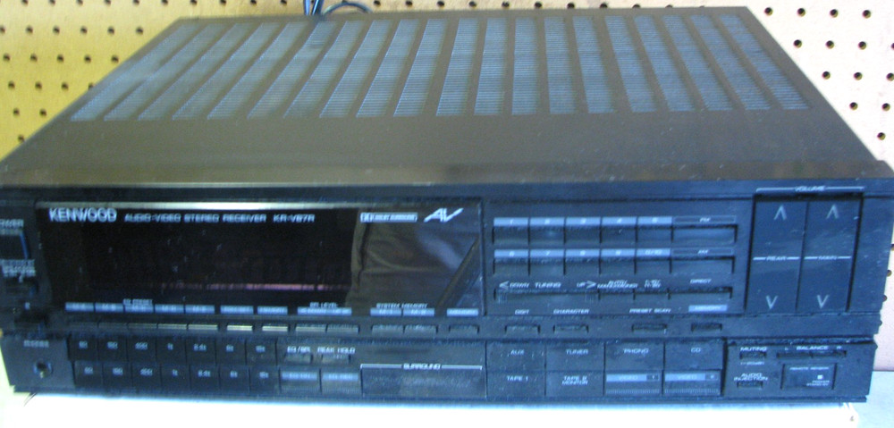 Vintage KENWOOD AUDIO/VIDEO STEREO RECEIVER KR-V87R.. Powers up/ Lights up/