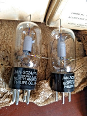 Pair 2 NORELCO PHILIPS JAN-3C24 / VT-204 Tubes MATHING DATE CODES 1944 ARMY NAVY