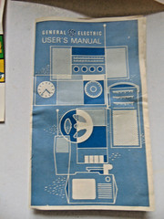 RARE GE C3300 WHITE CLOCK AM RADIO ALARM VINTAGE NEW? PETER MAX STYLE 1971 MIB
