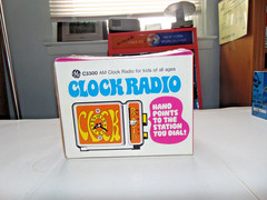 RARE GE C3300 WHITE CLOCK AM RADIO ALARM VINTAGE NEW? PETER MAX STYLE 1971 MIB