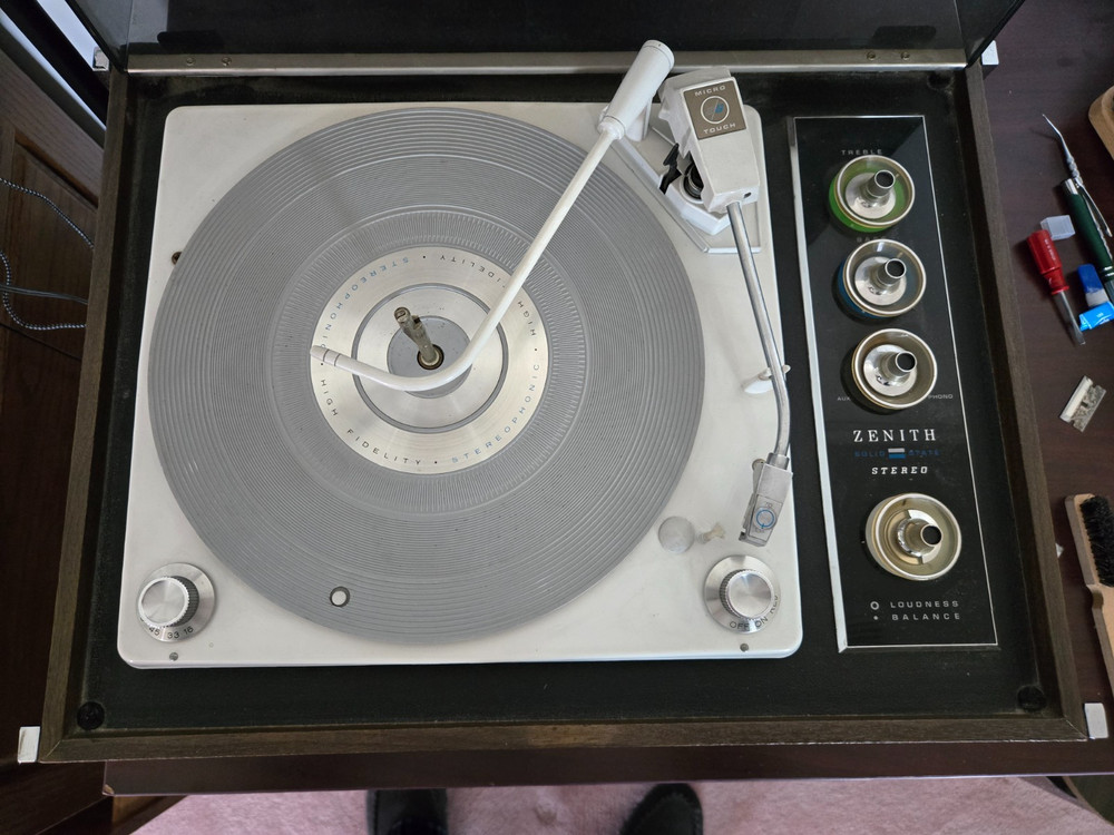 Zenith Circle Of Sound Vintage Vinyl Record Player w/Auxiliary Input, Speakers