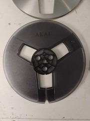 Lot of 2 Vintage Akai Metal & Plastic Reel To Reel Tape Take-Up 7″ 1/4″ W/ Cases