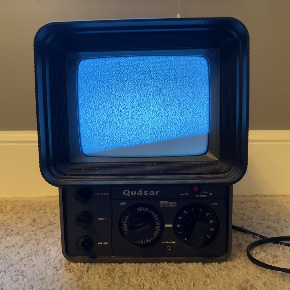 Vintage 1970’s QUASAR Tri-Power AC/DC Battery Portable 7″ TV XP1777PE – WORKS
