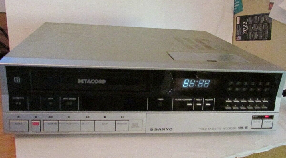 VTG Sanyo Betamax VCR 4650 Untested original box powers on for parts only remote
