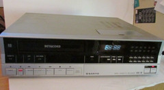 VTG Sanyo Betamax VCR 4650 Untested original box powers on for parts only remote