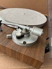 Yamaha YP-B4 Belt Drive Turntable Record Player FOR PARTS/REPAIR powers on