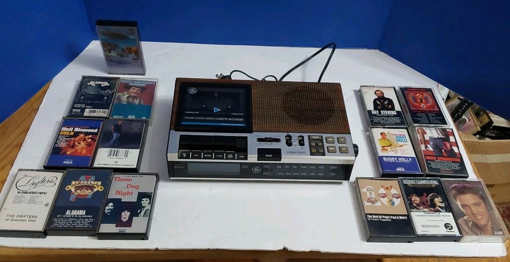 Vintage General Electric AM FM Clock Radio Cassette Player GE . W 15 Cassettes.