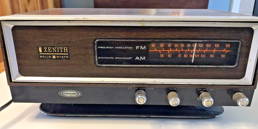 Vintage Zenith K421W Circle Of Sound Solid State AM/FM Radio Wood Grain MCM